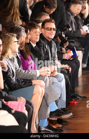 Ex-Beatle britannique Sir Paul McCartney (L) et musicien irlandais Sir Paul David Hewson alias Bono assister à la présentation de Stella McCartney automne/hiver 2013/2014 collection pendant Paris pret-a-porter fashion week, Paris, 4 mars 2013. Le Paris pret-a-porter défilés de fonctionner jusqu'au 6 mars 2013. Photo : Hendrik Ballhausen Banque D'Images