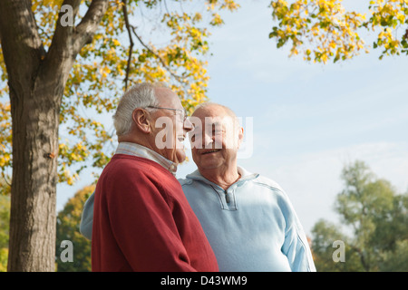 Les hommes de parler à l'extérieur à l'automne, Lampertheim, Hesse, Allemagne Banque D'Images