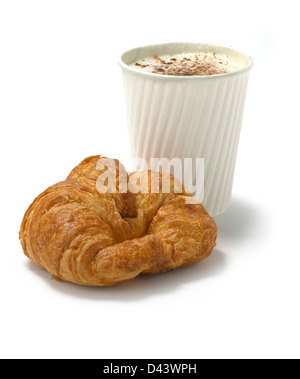 Un croissant avec le café tasse de papier coupé fond blanc Banque D'Images