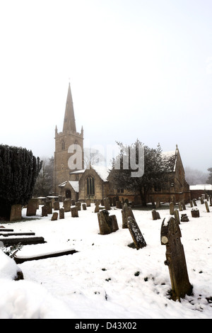 Neige de l'hiver, St Marys church, Edith Weston village Rutland Comté, England, UK Banque D'Images