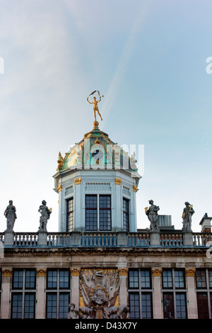 Statue sur le dessus de la chambre de boulangers Grand Place Banque D'Images