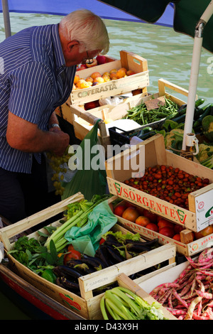 Vendeur de fruits et légumes sur le bateau à Murano, Venise, Italie. Banque D'Images