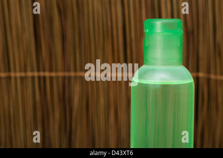 Cosmétique transparent vert bouteille. Fond de bois Banque D'Images