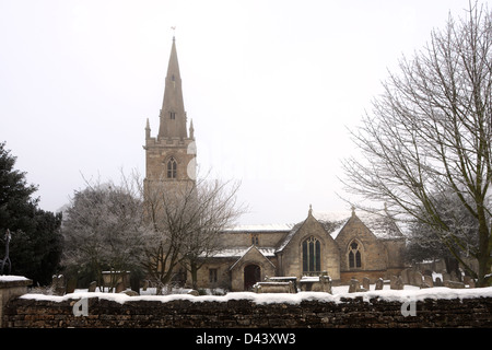 Neige de l'hiver, St Marys church, Edith Weston village Rutland Comté, England, UK Banque D'Images