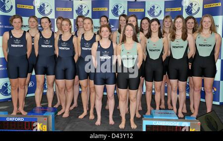 04.03.2013 Londres, Angleterre. Le Cambridge et Oxford Les équipages qui participeront à la course de bateau de femmes Newton posent à la journée de la presse. Banque D'Images