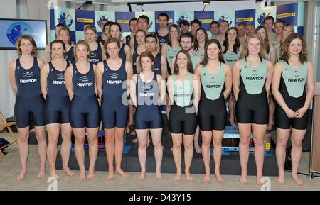 04.03.2013 Londres, Angleterre. Le Cambridge et Oxford Les équipages qui participeront à la course de bateau de femmes Newton posent à la journée de la presse. Banque D'Images