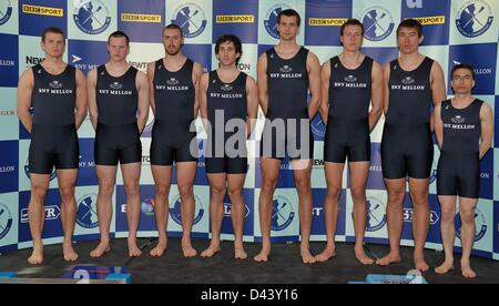 Londres, Royaume-Uni. 4 mars 2013. L'équipage d'Oxford 2013 Patrick Close, Geordie Macleod, Alex Davidson, Sam O'Connor, Paul Bennett, Karl Hudspith, Constantine Louloudis [pas] , Malcolm Howard, Oskar Zorrilla. Credit : Action Plus Sport Images/Alamy Live News Banque D'Images