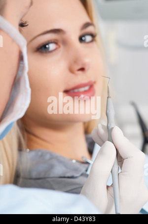 Young Woman getting Check-up at Dentist's Office, Allemagne Banque D'Images