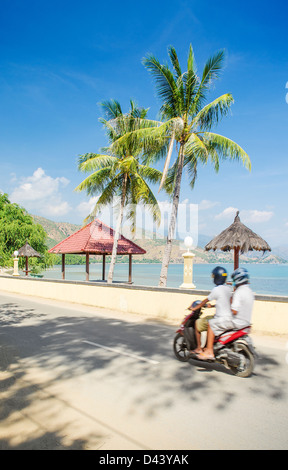 Areia branca beach et scooter près de Dili au Timor oriental Banque D'Images