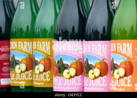 Sélection de bouteilles de jus de fruits sur l'affichage à farnham Farmers' Market, Farnham, Surrey, Royaume-Uni. Banque D'Images