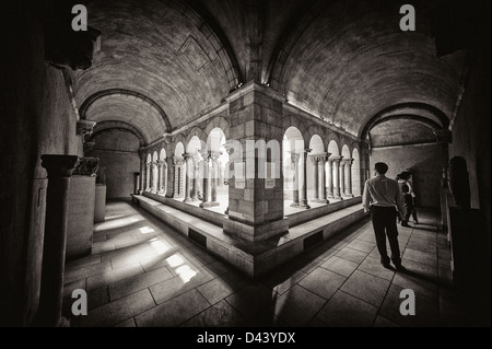 Les touristes sur une terrasse dans les cloîtres et les jardins, Fort Tryon Park, New York City. Banque D'Images