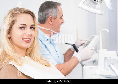 Portrait de jeune femme et d'un dentiste en cabinet de dentiste, Allemagne Banque D'Images