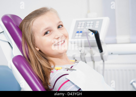 Portrait de jeune fille au Bureau du dentiste pour une nomination, Allemagne Banque D'Images
