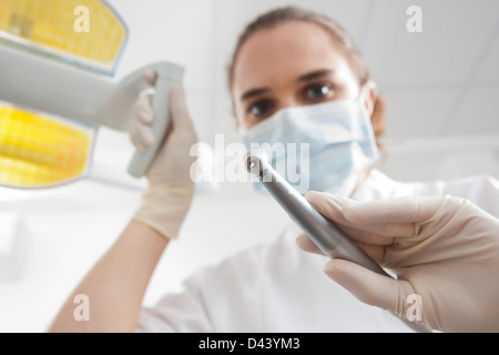 Close-up of Tours dentaires tenue par dentiste en cabinet dentaire, Allemagne Banque D'Images