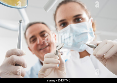 Close-up of Dental Instruments détenus par dentiste et hygiéniste en cabinet dentaire, Allemagne Banque D'Images