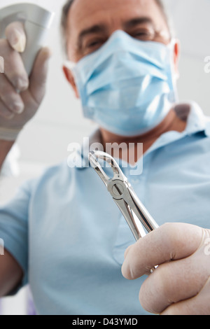 Close-up of dental instrument détenu par dentiste en cabinet dentaire, Allemagne Banque D'Images