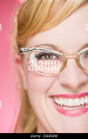 Portrait de femme portant des lunettes Vintage Banque D'Images