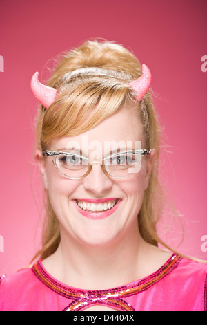 Portrait de femme portant des cornes de diable et lunettes Vintage Banque D'Images