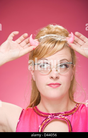 Portrait de femme portant des cornes de diable et lunettes Vintage Banque D'Images