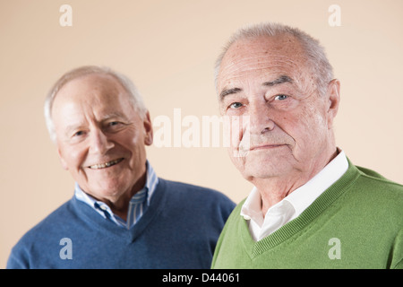 Portrait of Senior Man Looking at Camera, Studio Shot sur fond beige Banque D'Images