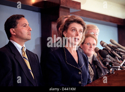 Procureur Général de Washington, Christine Gregoire avec d'autres procureurs généraux des états porte sur un investissement de 206 milliards de dollars à l'amiable avec les compagnies de tabac, 16 novembre 1998 à Washington, DC. Banque D'Images