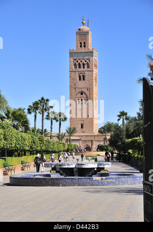 Minaret de la Koutoubia avec les gens de marcher dans les jardins de la Koutoubia, Marrakech (Maroc) Marrakech Banque D'Images
