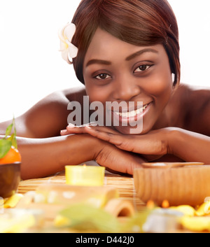 Image de belle femme afro avec tête en fleur franjipani médecine centres de profiter, american woman détendu en salon spa de luxe Banque D'Images