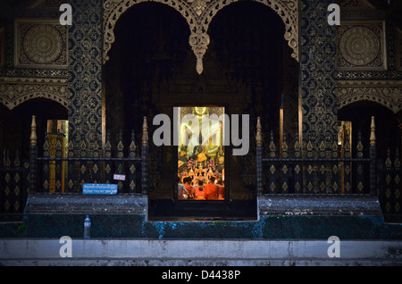 Temps de prière au Wat Xieng Thong, Luang Prabang, Laos Banque D'Images