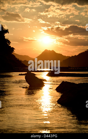 Coucher du soleil le long du Mékong, Luang Prabang, Laos Banque D'Images