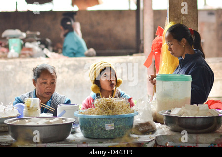 Scène candide d'un marché à Luang Nam Tha, Nord du Laos Banque D'Images