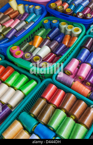Myanmar Yangon,Marché,Rue,Affichage des bobines de coton coloré Banque D'Images