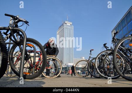 Un homme est photographié à la bicyclette Alexanderplatz à Berlin, en Allemagne, le 28 mars 2011. Vue sur l'hôtel Park Inn et la maison d'édition de Berliner Zeitung en arrière-plan. Fotoarchiv für ZeitgeschichteS.Steinach Banque D'Images