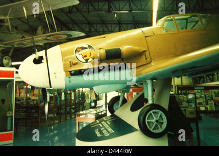 Le Messerschmitt Bf 109F, connu sous le nom d'Emil, était un chasseur allemand de la seconde Guerre mondiale. C'était une version avancée du Bf 109, connu pour sa vitesse et son efficacité au combat, jouant un rôle clé dans les opérations de la Luftwaffe. Banque D'Images