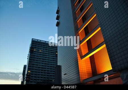 L'avant éclairé d'un gratte-ciel pendant l'heure bleue dans Leipziger Strasse à Berlin, Allemagne, 24 février 2011. Fotoarchiv für ZeitgeschichteS.Steinach Banque D'Images