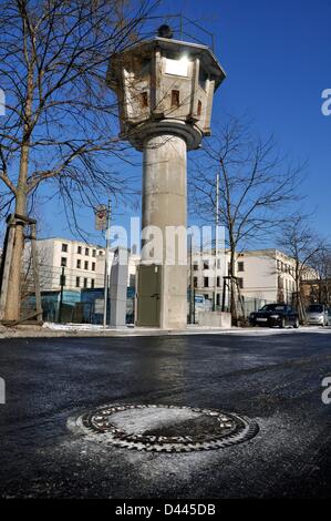 Une des trois dernières tours de surveillance du mur de Berlin sur Erna-Berger-Strasse à Berlin, Allemagne, le 10 février 2012. La « Rundblickbeobachtungsturm » (tour de surveillance panoramique) était située à l'extérieur de la bande de la mort et était utilisée pour sécuriser la zone située en face de la frontière. Depuis 2001, la tour de surveillance est sous protection monumentale; elle a été déplacée à 8 mètres à l'est en raison de nouvelles constructions dans la région. Fotoarchiv für ZeitgeschichteS.Steinach Banque D'Images