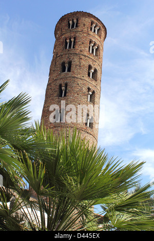 Tour clocher de la Basilique de Sant'Apollinare Nuovo à Ravenne, Italie Banque D'Images