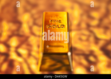 Barre d'or sur un fond d'or en fusion Banque D'Images