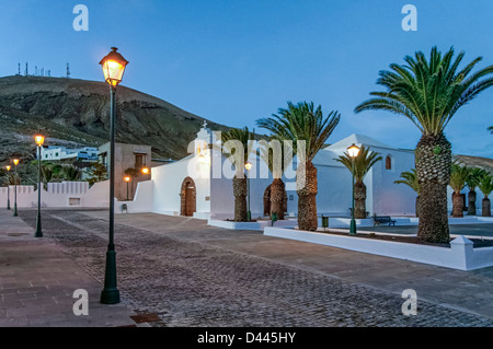 Puerto del Carmen, l'église du village, crépuscule, Lanzarote, îles Canaries, Espagne Banque D'Images