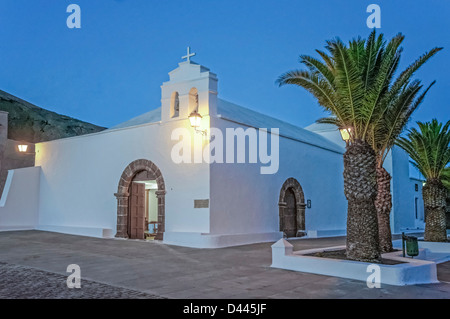 Puerto del Carmen, l'église du village, crépuscule, Lanzarote, îles Canaries, Espagne Banque D'Images