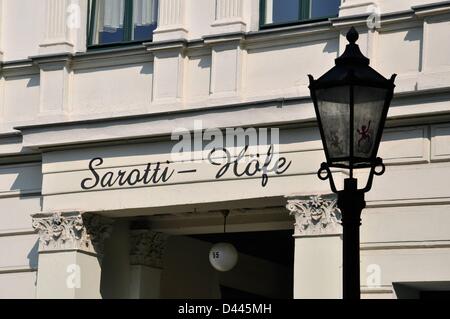 Vue sur l'entrée de Sarotti-Hoefe (Sarotti yards) sur Mehringdamm à Berlin, Allemagne, 12 juillet 2011. L'édifice rénové abrite maintenant un hôtel et un café. Fotoarchiv für ZeitgeschichteS.Steinach Banque D'Images