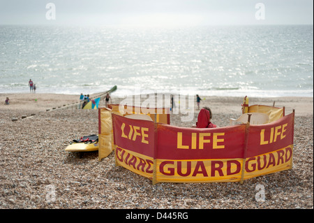 Lifeguard regardant la mer sur la plage de Brighton, East Sussex, England, UK Banque D'Images