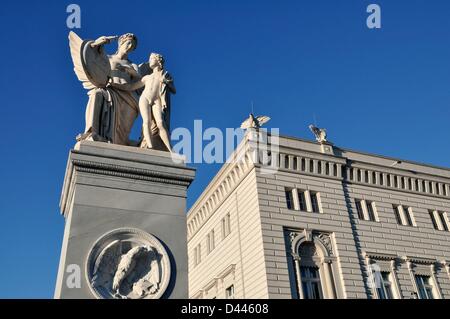 La statue « Nike enseigne aux garçons des sagas héroïques » est photographiée sur le Schlossbrücke (pont du Palais) sur Unter den Linden, dans le centre-ville de Berlin, en Allemagne, le 15 juillet 2011. La sculpture est l'un des huit groupes de figures sur le dessus des piliers de soutien du pont, qui ont été créés par le sculpteur Emil Wolff. En arrière-plan, vue de l'Alte Kommandantur, le siège de la Bertelsmann AG: Fotoarchiv für ZeitgeschichteS.Steinach Banque D'Images