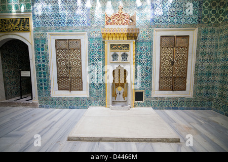 Le hall avec une fontaine dans le Harem du Palais de Topkapi à Istanbul, Turquie. Banque D'Images