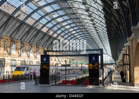 Les trains à grande vitesse dans les trains de la côte est en attente à couleurs plates-formes dans la gare de Kings Cross, Londres, Angleterre. Banque D'Images