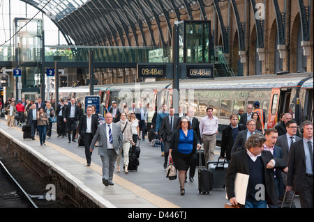 Les voyageurs arrivant à la gare de Kings Cross à Londres, en Angleterre. Banque D'Images