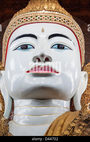 Le Myanmar, Yangon, Ngahtatgyi Pagode, statue du Bouddha Géant Banque D'Images