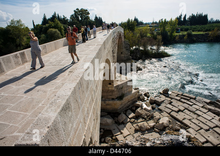 Eurymedon bridge près d'Aspendos en Turquie sur la rivière Eurymedon partie fin 13ème siècle et la construction romaine Seljuq Banque D'Images