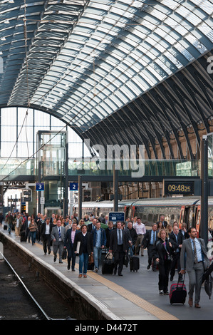 Les voyageurs arrivant à la gare de Kings Cross à Londres, en Angleterre. Banque D'Images