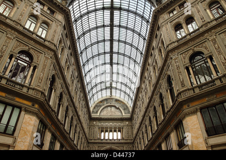 Vue intérieure de la Galleria Umberto primo à Naples en Italie Banque D'Images