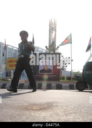 4 mars 2013 - Les promenades d'un agent de police en face de la marque d'une maison faites l'explosion d'une bombe près de l'hôtel Pan Pacific Sonargaon où le président indien Pranab Mukherjee est d'un séjour à Dhaka, Bangladesh 04 mars 2013. Pranab est à Dhaka pour une visite d'Etat de trois jours de temps tandis que le Jamaat-e-Islami a demandé 48 heures de grève dans une protestation contre Delwar Hossain Sayedee, peine de mort. Â©Monirul Alam (crédit Image : © Monirul Alam/ZUMAPRESS.com) Banque D'Images